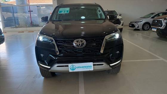 TOYOTA HILUX SW4 2.8 D-4D TURBO DIESEL SRX 7L 4X4 AUTOMÁTICO TOYOTA HILUX SW4 2.8 D-4D TURBO DIESEL SRX 7L 4X4 AUTOMÁTICO